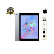 Apple iPad 6e Génération 9.7 pouces gris sidéral posé sur un bureau moderne