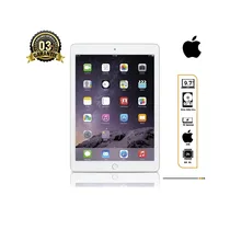 Apple iPad 9.7 (5e Génération) argent posé sur une table moderne