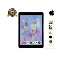 Apple iPad 6e Génération 9.7 pouces gris sidéral posé sur un bureau moderne