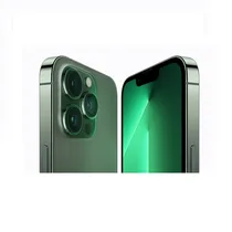 Gros plan sur le module photo triple de l'iPhone 13 Pro, mettant en évidence les trois objectifs et le scanner LiDAR