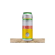 Bière Isenbeck servie dans un verre aux côtés d’un repas convivial