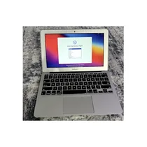 Gros plan sur le clavier et l’écran du MacBook Air 2013
