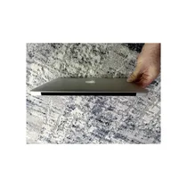 Gros plan sur le clavier et l’écran du MacBook Air 2013