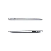 Vue latérale du MacBook Air 13" montrant sa finesse et ses ports