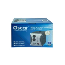 Vue du carton d'emballage du Régulateur de tension OSCAR avec affichage numérique de 1000VA
