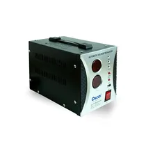 Vue de profil du Régulateur de tension OSCAR avec affichage numérique de 1000VA