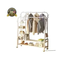 porte-vêtements double barre en métal avec vêtements suspendus