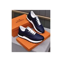 Gros plan sur la semelle antidérapante des baskets Hermès