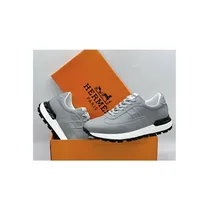 Vue latérale des tennis Hermès argentées et élégantes