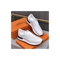 Baskets Hermès portées avec un jean pour un look chic décontracté