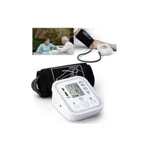 Patient utilisant un tensiomètre électronique de bras