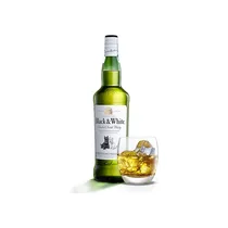 Présentation du whisky BLACK & WHITE sur une table de bar avec accessoires de cocktail