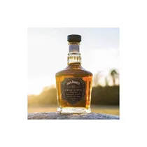 Jack Daniel’s Single Barrel servi dans un verre avec glaçons