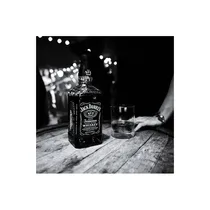 Présentation du Jack Daniel’s Old No.7 sur une table élégante avec accessoires de dégustation