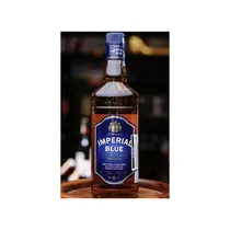 IMPERIAL BLUE servi dans un verre avec glaçons