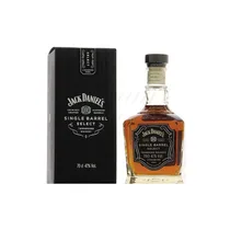 Flacon élégant Jack Daniel’s Single Barrel 70cl posé sur table en bois