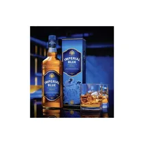 Présentation du whisky IMPERIAL BLUE sur une table de bar