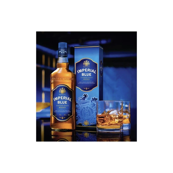 Présentation du whisky IMPERIAL BLUE sur une table de bar