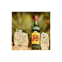 Bouteille de Whisky J&B 75cl utilisée pour préparer un cocktail
