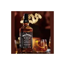 Bouteille Jack Daniel’s Old No.7 1L avec verre rempli de whisky