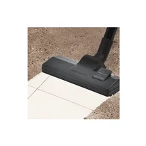 Vue de l'utilisation de l'aspirateur industriel YATO 20L sur un sol sec