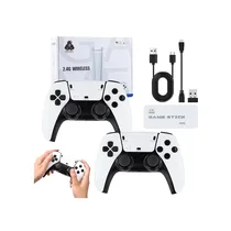 Vue de la console de jeu rétro 4k Game stick entre les mains d'une personne