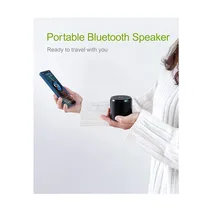 Présentation d'une femme jouant de la musique avec l'enceinte bluetooth portable EWA A106Max