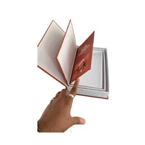 Présentation des 3 livres décoratifs Hermès Paris ouverts et empilés