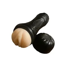 Gros plan sur l'ouverture réaliste du masturbateur Bussy vibrations pour souligner la texture et les détails
