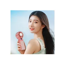 Présentation d'une femme utilisant le mini ventilateur GF06 pliable