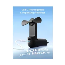 Gros plan sur le manche du mini ventilateur portatif à main 3 en 1 montrant le port de charge USB et le bouton d'alimentation