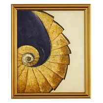 Tableau mural spirale d'or moderne suspendu au-dessus d'un canapé gris.