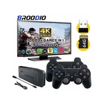 Présentation d'un jeu sur l'écran de la télé avec la console de Jeux Vidéo rétro HDMI 4k et les manettes à côté