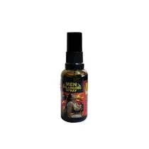 Flacon MAXMAN Men Enlarging Spray posé sur une surface blanche.