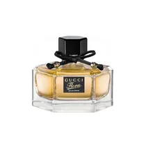 parfum Gucci Flora posé sur une coiffeuse élégante