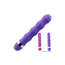Jouet vagin gode vibrant en silicone rose posé sur une surface neutre