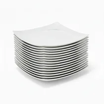 Pile de 12 plats rectangulaires en porcelaine blanche montrant la facilité de stockage.