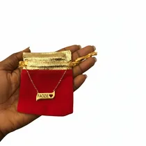 Collier Prénom Personnalisé - Acier Inoxydable Or et cœur sur pochon rouge