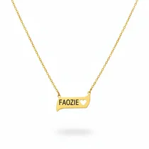 Zoom sur la gravure précise du pendentif Faozii et les finitions dorées du Collier Prénom Personnalisé - Acier Inoxydable Or