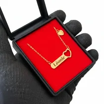 Collier prénom personnalisé Léonie doré dans son écrin rouge.