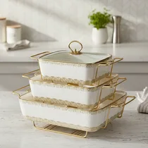 Plat de service royal utilisé pour un buffet de réception élégant.