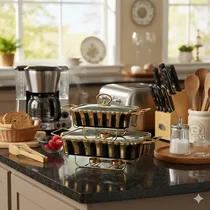 Détail des finitions dorées et motif rayé d'un plat de service de luxe.