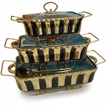 Set de 3 plats chafing dish luxe en céramique noire et dorée empilés.