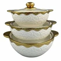 Lot de trois soupières porcelaine blanches et dorées empilées.