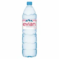 Bouteille individuelle Evian 1,5L transparente mettant en avant l'étiquette de pureté.