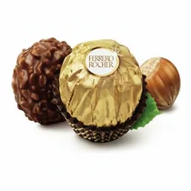 Gros plan sur une bouchée Ferrero Rocher montrant l'enrobage chocolat au lait et éclats de noisettes.