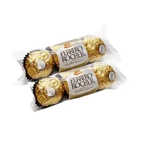 2 Étui de Ferrero Rocher posé sur une table.