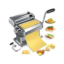 Assiettes de spaghettis et fettuccine fraîches préparées avec la machine.