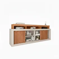 Zoom sur les niches de rangement du meuble TV contenant des livres et des vases décoratifs.