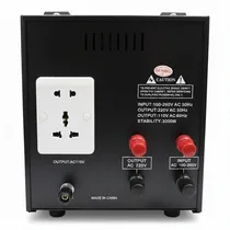 Prises de sortie et borniers de connexion sécurisés à l'arrière du régulateur 2000W.